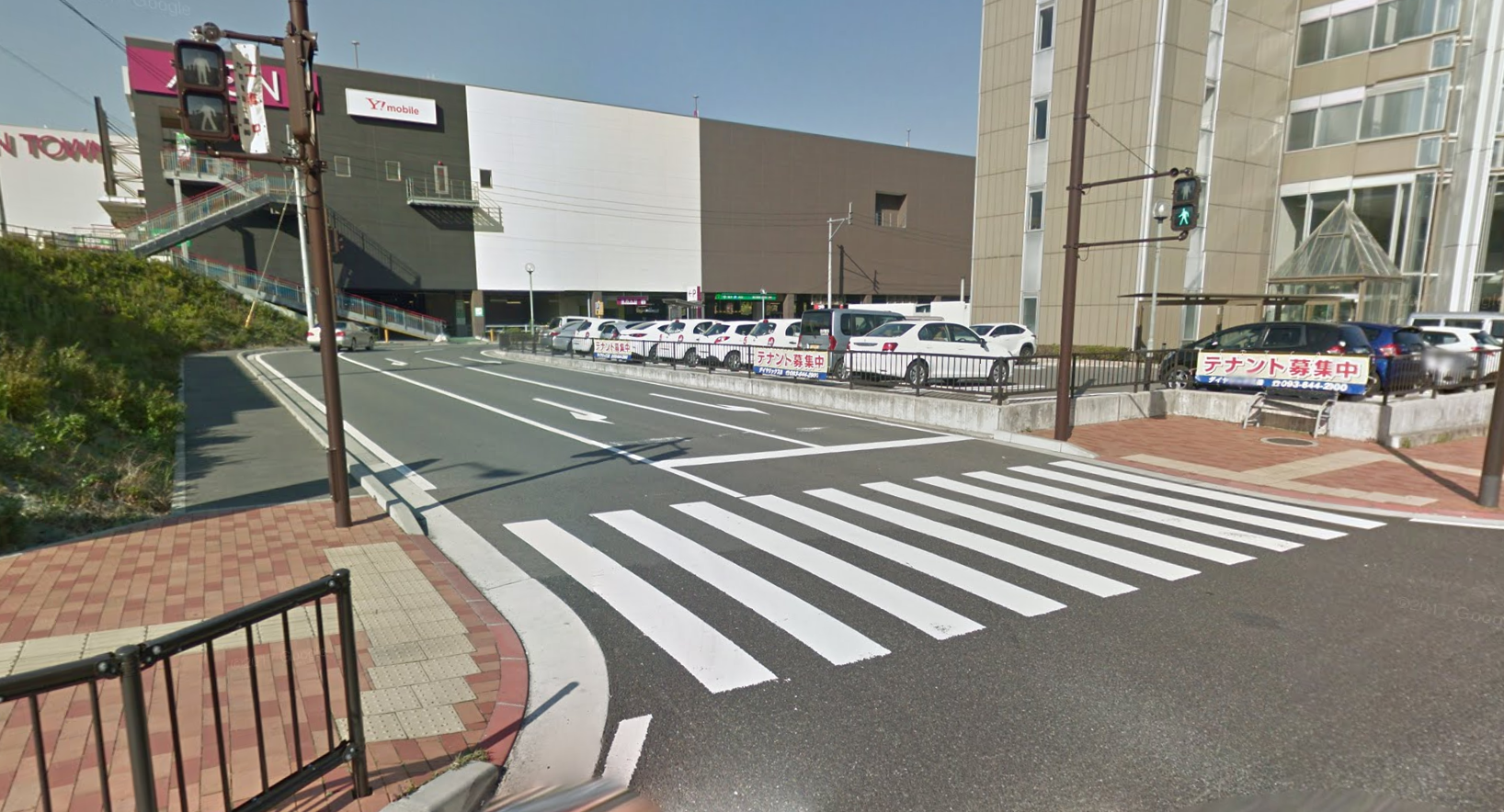 ホットヨガスタジオLAVAイオンタウン黒崎店の隣のはま寿司の北側にある駐車場への道
